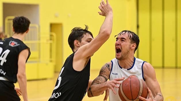 Basketbalisté Plzně v zápase s Pelhřimovem, který porazili 89:72.