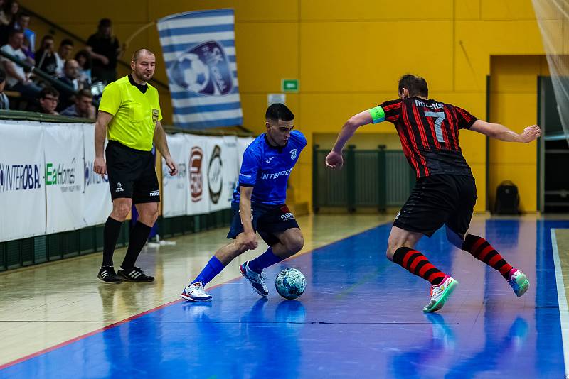Interobal Plzeň - Chrudim (v modrém), 2. finále play-off 1. Futsal ligy, 6. května 2022.