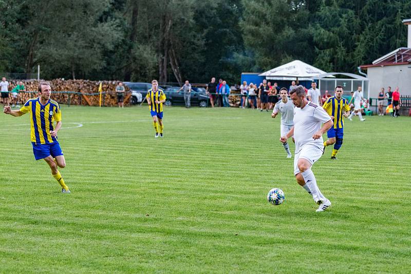 Ze zápasu 4. kola I. A třídy Plzeňského kraje mezi domácími Žichovicemi (v bílém) a Kaznějovem (0:2).