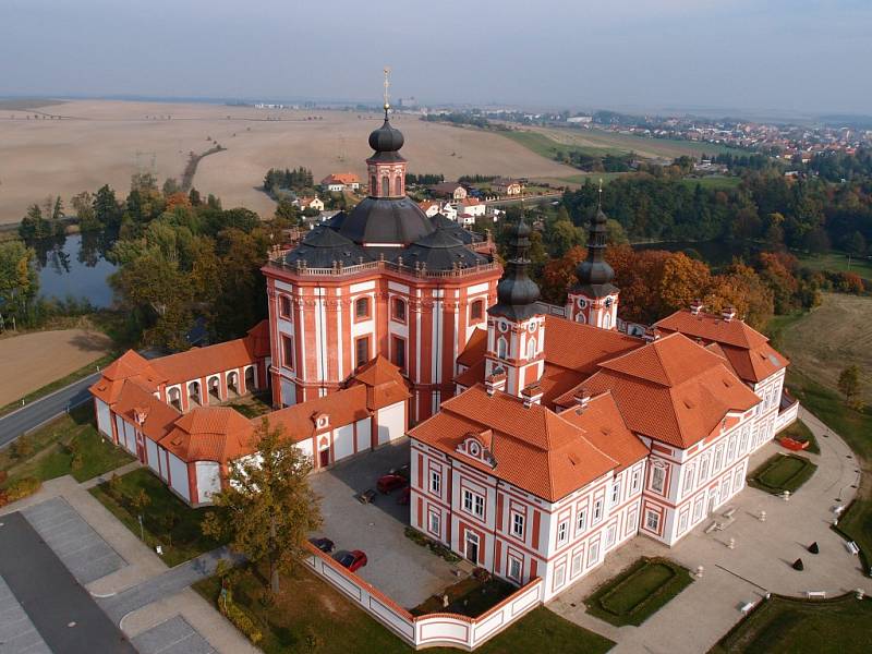 Barokní areál na leteckém snímku z roku 2012, kdy byla postavena a vysvěcena kaple Obětování Páně