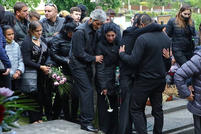 Rodina a blízcí se v pátek rozloučili s oběťmi tragické dopravní nehody osobního auta a vlaku u Kamenného Újezdu na Plzeňsku. Poslední rozloučení proběhlo na hřbitově v Nýřanech.