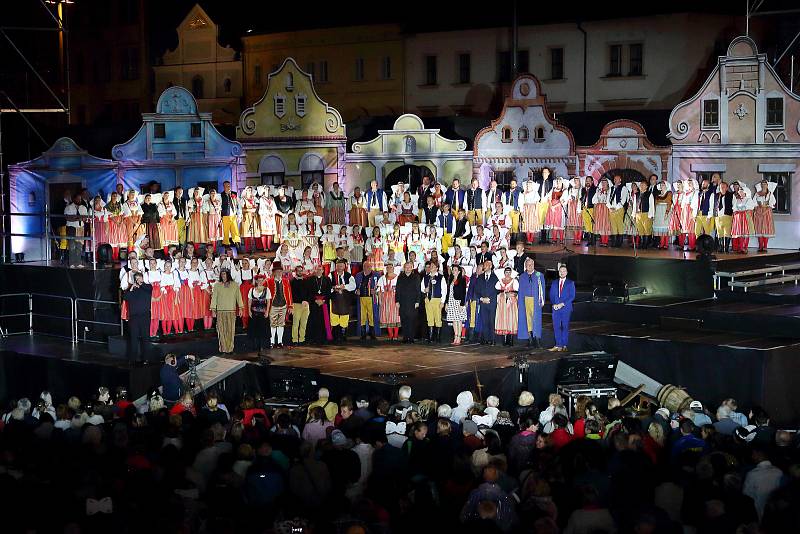 Velkolepé pojetí opery Bedřicha Smetany Prodaná nevěsta na plzeňském náměstí Republiky.