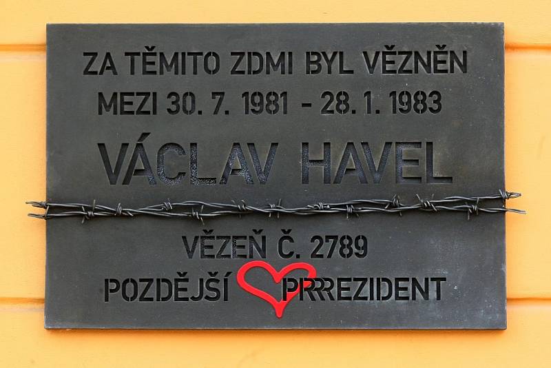 Tabulka, jež Havla připomíná, zobrazuje datum jeho věznění na Borech, tedy období  od 30. července 1981 až do ledna 1983. A také číslo 2789, které dostal vězeň Havel na Borech přiděleno.