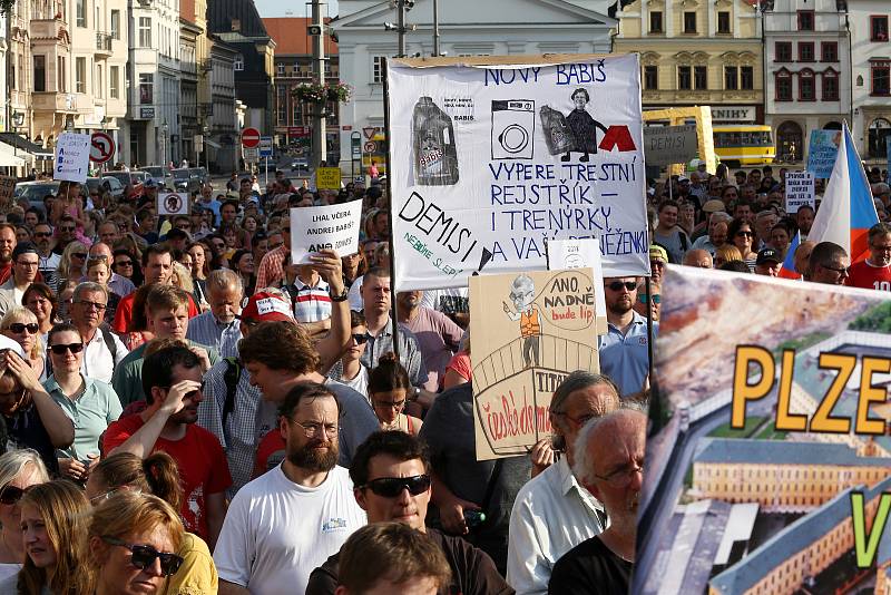 Demonstrace proti Andreji Babišovi na náměstí Republiky v Plzni.