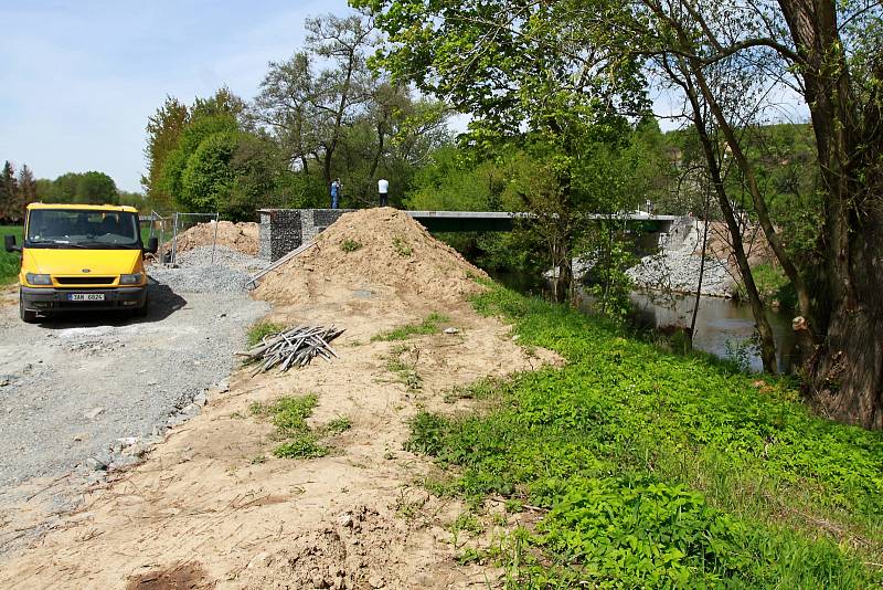 stavba nové lávky nedaleko plzeňské ZOO pomocí které se propojí cyklostezky na obou stranách řeky Mže