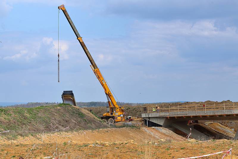 Zde je v km 6,4 navržena mimoúrovňová křižovatka se dvěma kruhovými objezdy.