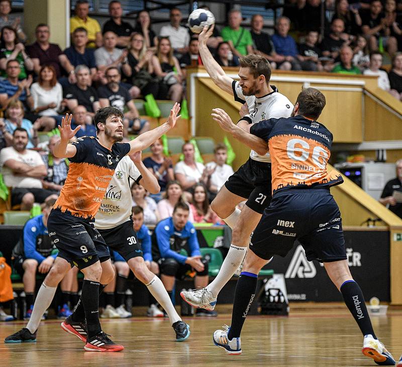 Finále play off házenkářské extraligy mužů: Karviná - Talent tým Plzeňského kraje. Jakub Šindelář (číslo 66).