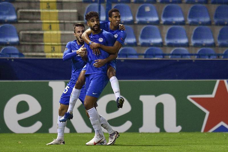 Jhon Mosquera se raduje se spoluhráčem Yusufem Hilálem z vítězství v Evropské lize nad Gentem 1:0.