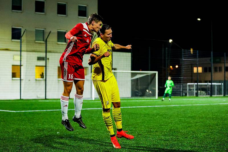 15. kolo krajského přeboru: SK Petřín Plzeň B - TJ Sokol Lhota (na snímku fotbalisté ve žlutých dresech) 5:1 (3:0).