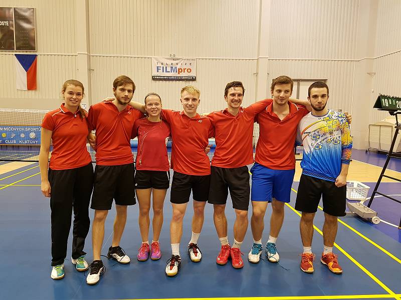 Badmintonový tým BA Plzeň po utkání 1. kola extraligy s loňským vicemistrem Meteor Praha-Radotín. Zleva Anežka Nováčková, Matěj Hubáček, Tereza Kobyláková, Jan Viktora, Jiří Louda, Michal Hubáček, Alexandr Shmundyak.