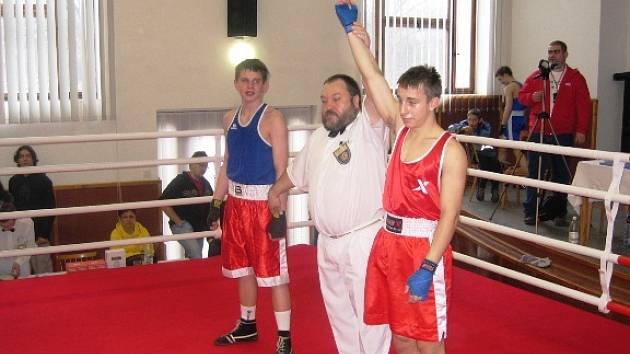 Boxer Staru Plzeň Jan Simbartl (vpravo) si na oblastním kole v Libčicích připsal další vítězství. Hned v prvním kole knokautoval Ondřeje Kloknera z Rakovníka