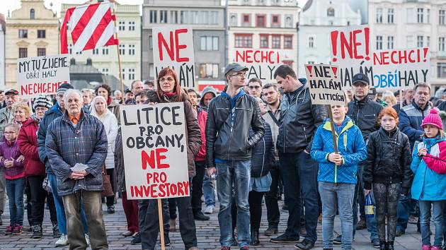 Demonstrace proti výstavbě hal v Liticích na náměstí Republiky v Plzni