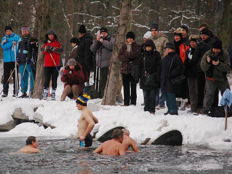 Místo zrušených závodů Českého poháru v zimním plavání Slavnost slunovratu se na Velkém boleveckém rybníku uskutečnila v sobotu 4. prosince exhibice utužilců z klubu KSO Plzeň.