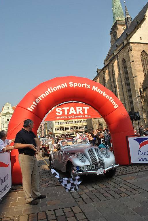 Kolona historických automobilů navštívila v rámci projektu Trofeo Niké Bohemia 2012 i Plzeň