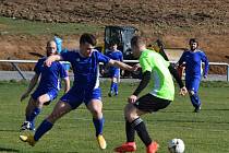 I. B třída, skupina B (15. kolo): SK Bolešiny (na snímku fotbalisté v modrých dresech) - TJ Sokol Štěnovice (zelení) 4:0.