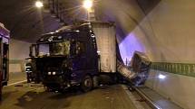 Pondělní nehoda v dálničním tunelu Valík