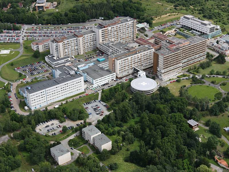Letecký snímek Fakultní nemocnice v Plzni na Lochotíně.
