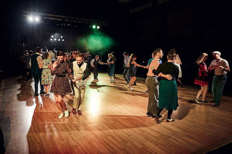 Vyznavači tanečních stylů lindy hop, charleston, blues nebo i burlesque se sešli na tanečním víkendu Lindy Hop Herbst Camp v plzeňském Depu 2015. Festival nabídl 30 lekcí různých tanců s lektory z 5 zemí a také tři večírky s živou hudbou.