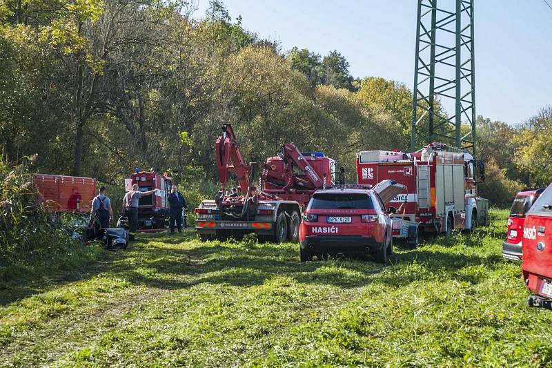 Plzeňští hasiči po úniku jedovaté látky čerpali vodu z Radbuzy.