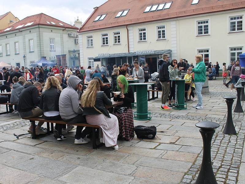 Festival polévky — Plzeň jaro 2022 představil v neděli 29. května v Plzeňském Prazdroji 14 restaurací a bister s dvacítkou různých druhů polévek.