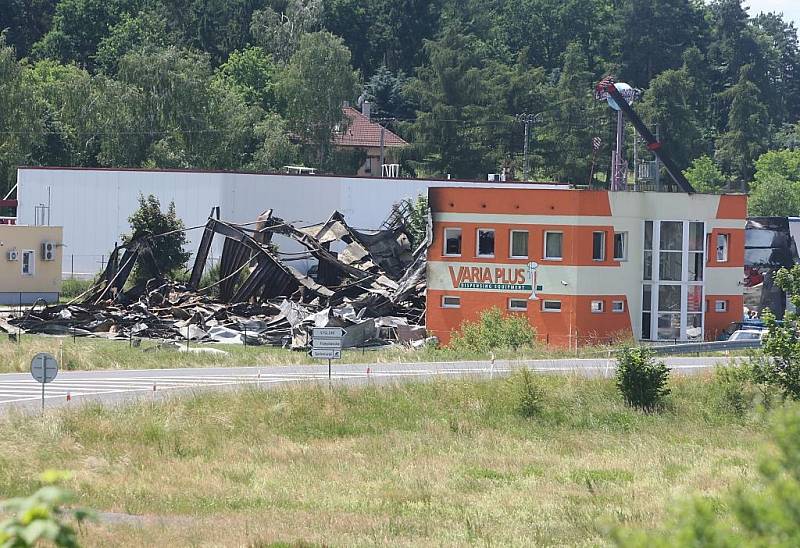 Den po požáru ve firmě Varia Plus v Plzni-Liticích