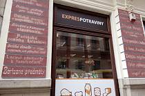 Restaurátor Libor Žižka oživil staré krámské nápisy na domě v Solní ulici č. 17 v Plzni.