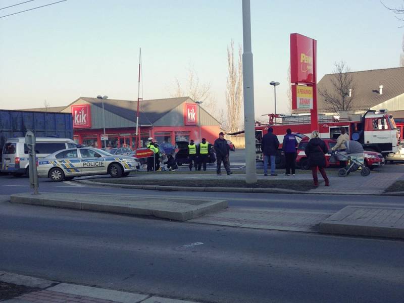 Požár osobního auta na parkovišti Penny Marketu v ulici Edvarda Beneše v Plzni