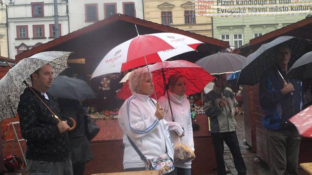 Téměř celou sobotu pršelo. Přesto na Plzeňské vinobraní přišla řada lidí