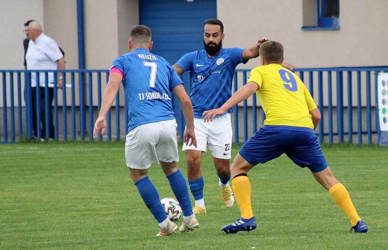 7. kolo FORTUNA divize A: SK SENCO Doubravka (žlutí) - TJ Sokol Lom (modří) 4:5.