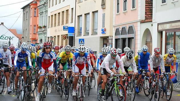 Do poslední páté etapy ,,Bohemské“ cyklistické Junior Tour odstartovali závodníci za nepříznivého deštivého počasí z blovického náměstí