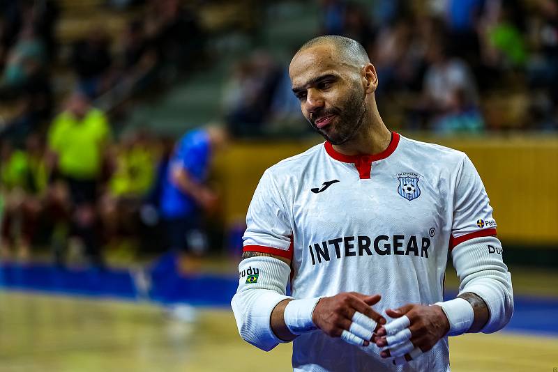 Interobal Plzeň - Chrudim (v modrém), 2. finále play-off 1. Futsal ligy, 6. května 2022.