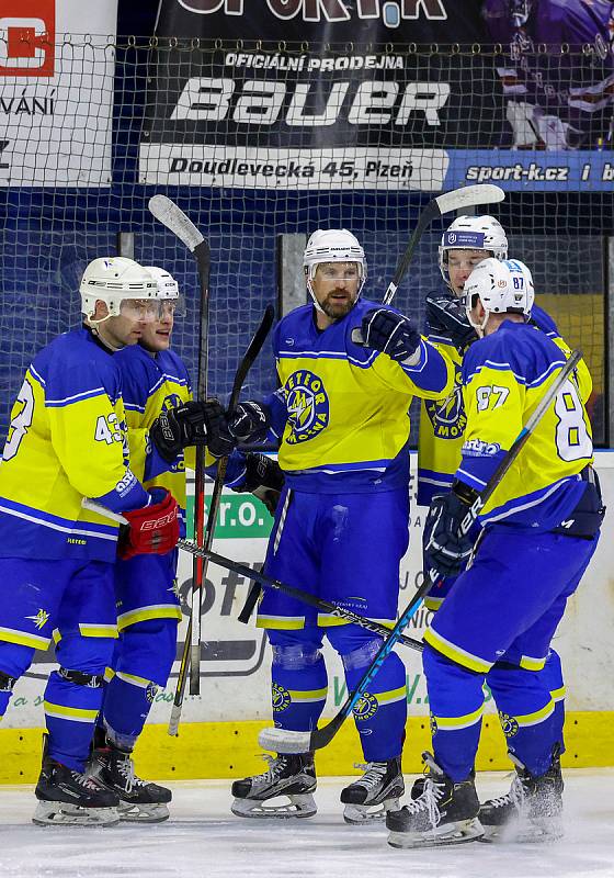 Hokejisté Třemošné (na snímku ve žlutomodrých dresech) ve druhém utkání semifinálové série play-off s Domažlicemi (v modrém).