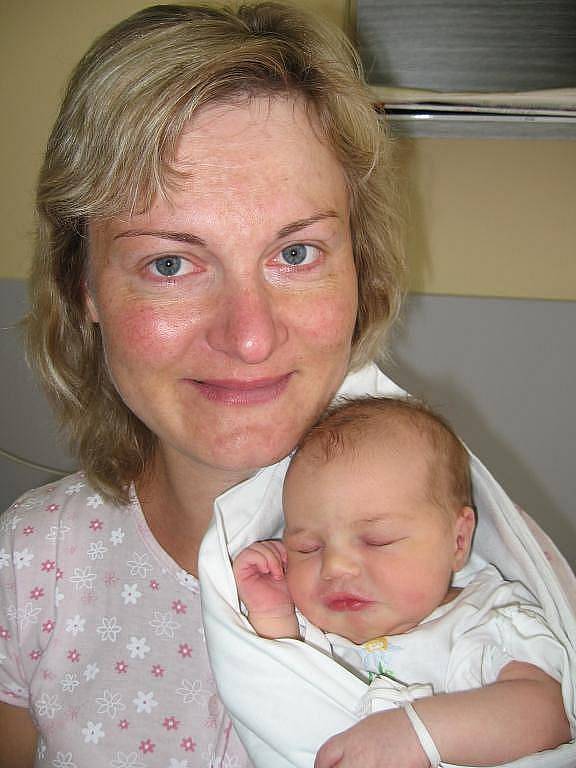 Lenka Škuderová ze Starého Pařezova porodila 12. srpna šest minut před osmou hodinou ráno v Mulačově nemocnici dceru Nelinku (3,15 kg/48 cm). Doma se Nelinky a Lenky nemohou dočkat dva Honzíkové – dvouletý bráška a tatínek, resp. manžel