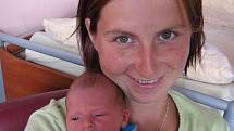 Tříletý Martin Reitspies z Nezvěstic se nemůže dočkat, až mu rodiče Tereza a Honza přivezou domů sestřičku Haničku (2,65 kg/46 cm), která se narodila16. srpna jednu minutu po třetí hodině ve FN v Plzni