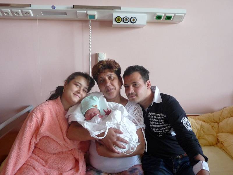 Rodiče Jaroslava Krupičková, Václav Krosčen a babička ze Zbůchu chovají Moniku (3,64 kg, 50 cm). Jejich prvorozená holčička se narodila 10. května ve 14:59 ve Fakultní nemocnici v Plzni.