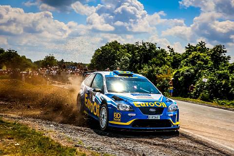 VÁCLAV PECH se spolujezdcem Petrem Uhlem ve voze Ford Focus WRC.