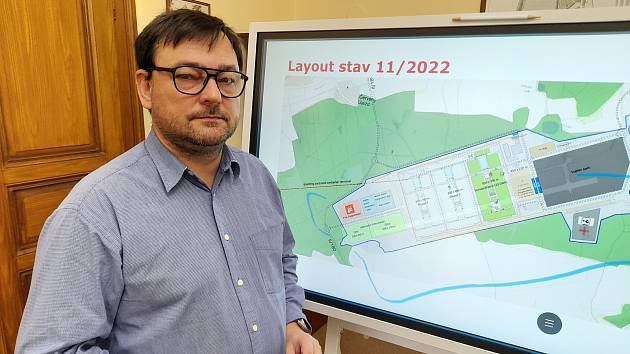 Starosta Dobřan Martin Sobotka ukazuje členění pozemků v areálu letiště Líně