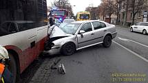 Nehoda osobního auta a autobusu v Částkově ulici v Plzni