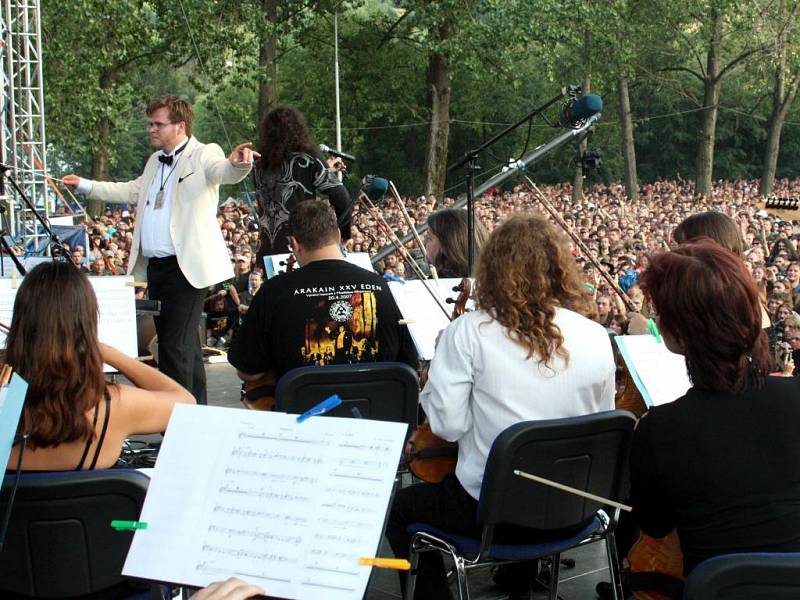 V červenci si vyzkoušeli plzeňští filharmonikové i jiný žánr než tzv. klasickou hudbu – na festivalu Masters of Rock ve Vizovicích zahráli pod taktovkou Václava Zahradníka se skupinou Arakain