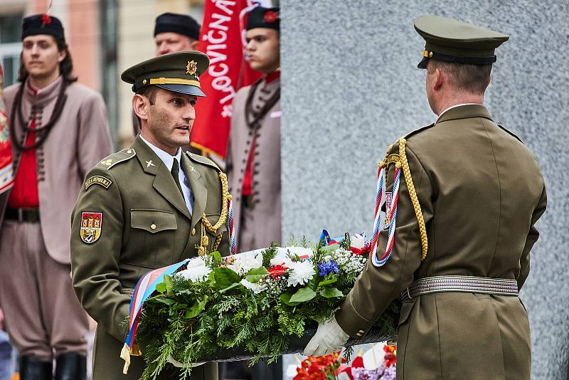 Hlavní pietní akt Slavností Svobody u památníku Díky Ameriko! na Americké třídě v centru Plzně. Váleční veterání z USA a Belgie pozdravili v pátek večer přihlížející a vzdali čest svým spolubojovníkům.