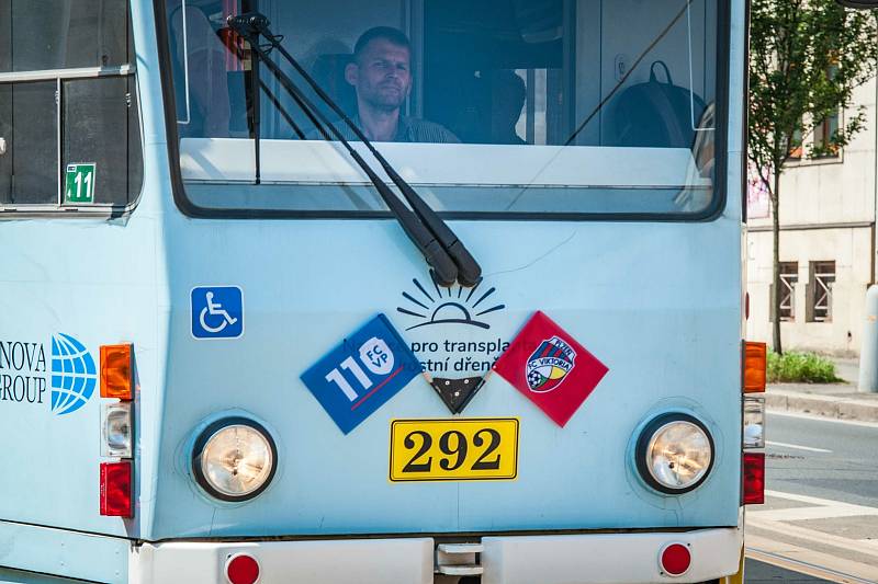 Plzeňská Viktoria slaví 110 let. Tramvaje jezdí s vlajkami klubu