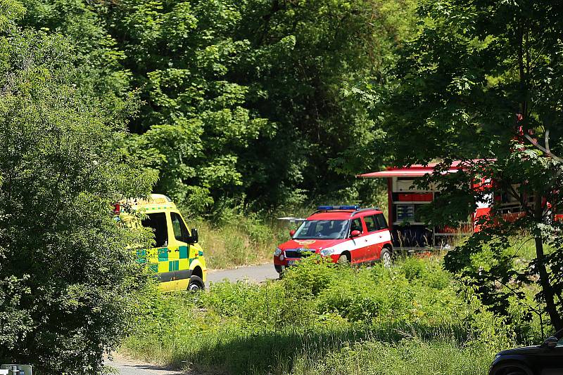 Policie uzavřela po úniku sirovodíku v čističce její okolí i komunikace spojující centrum Plzně s částí Přední Skvrňany. Na místě zasahují hasiči a záchranná služba.