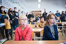 Základní škola Benešova v Plzni přivítala prvňáčky. První školní den proběhl i s preventivním testováním žáků.