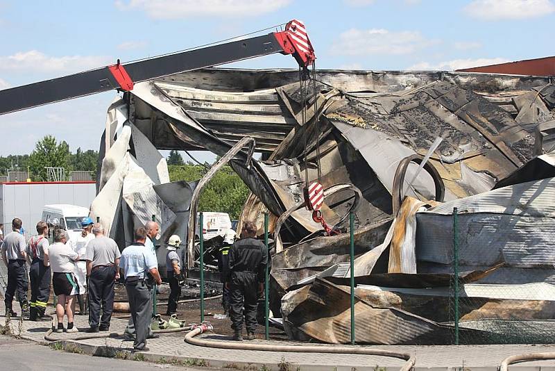 Den po požáru ve firmě Varia Plus v Plzni-Liticích