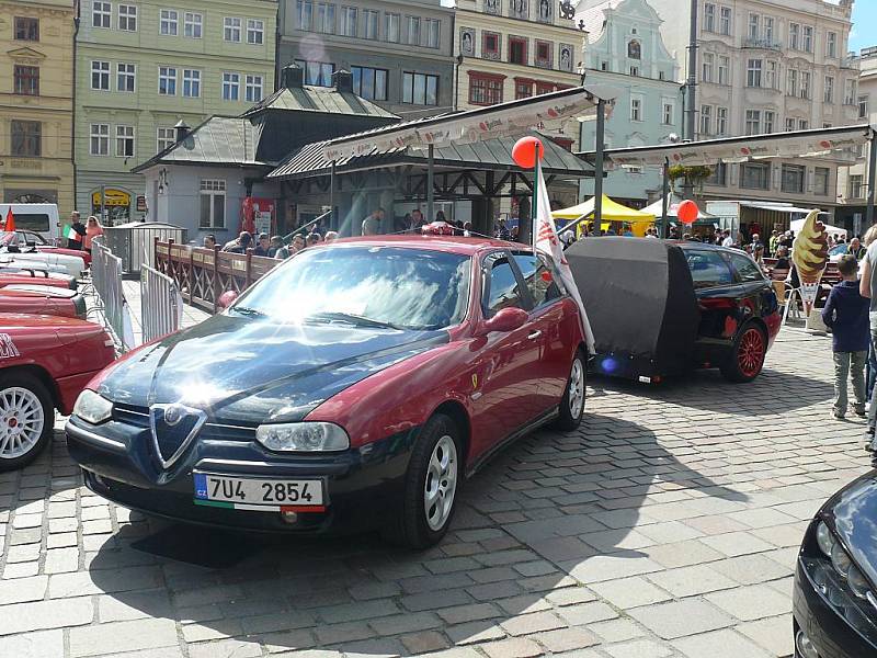 Neobvyklou úpravu poloviny vozu na cestovní přívěs předvedl Tomáš z Loun, který je známý jako 'Ital'