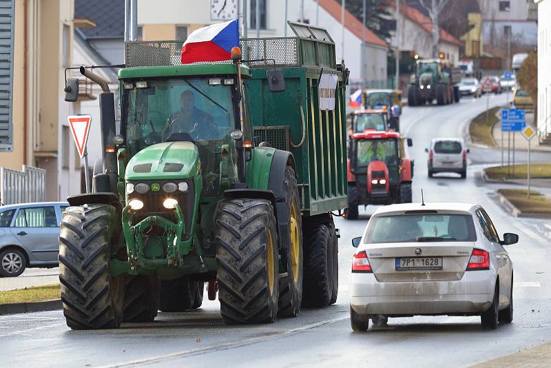 Zemědělci ze ZD v Třemošné se připojili k protestu proti změnám podmínek ve výplatě vládních dotací. S traktory s transparenty projeli do Kralovic a zpět. Naše fotografie jsou z Třemošné, Kaznějova a Plas na severním Plzeňsku.