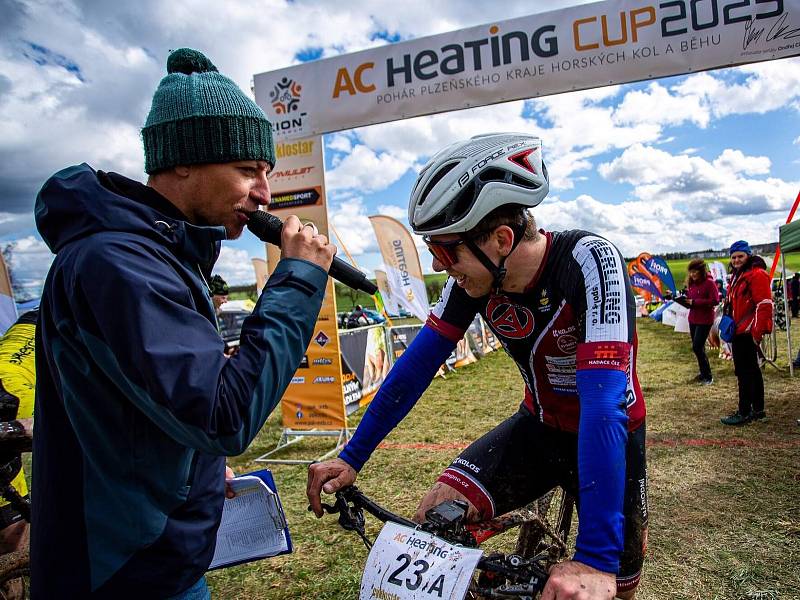 Ondřej Paur (vlevo) zpovídá Jana Šubrta z Author Teamu Stupno, který v XCO mužů skončil čtvrtý.