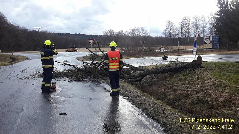 Důsledky silného větru v Plzeňském kraji. Hasiči vyjeli ve čtvrtek 17. 2. 2022 ke stovkám zásahů.