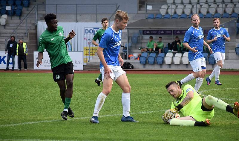 11. kolo FORTUNA divize A: TJ Jiskra Domažlice B (na snímku fotbalisté v modrých dresech) - FK VIAGEM Příbram B 2:5 (1:2).