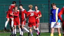 13. kolo krajského přeboru: SK Petřín Plzeň B - FK Nepomuk (na snímku fotbalisté v modrých dresech) 8:1 (3:1).